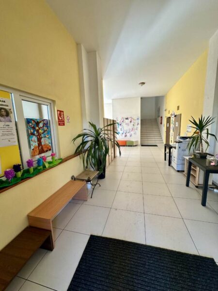 chodba základní školy Basic Plzeň