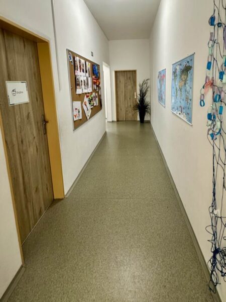 chodba základní školy Basic Plzeň
